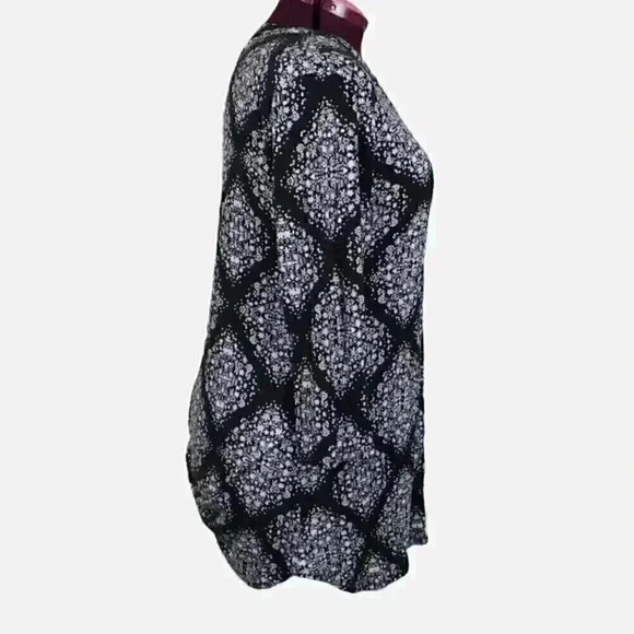 🔵 2/$15 ~ MAURICES long top XL black with white designs - Picture 2 of 7